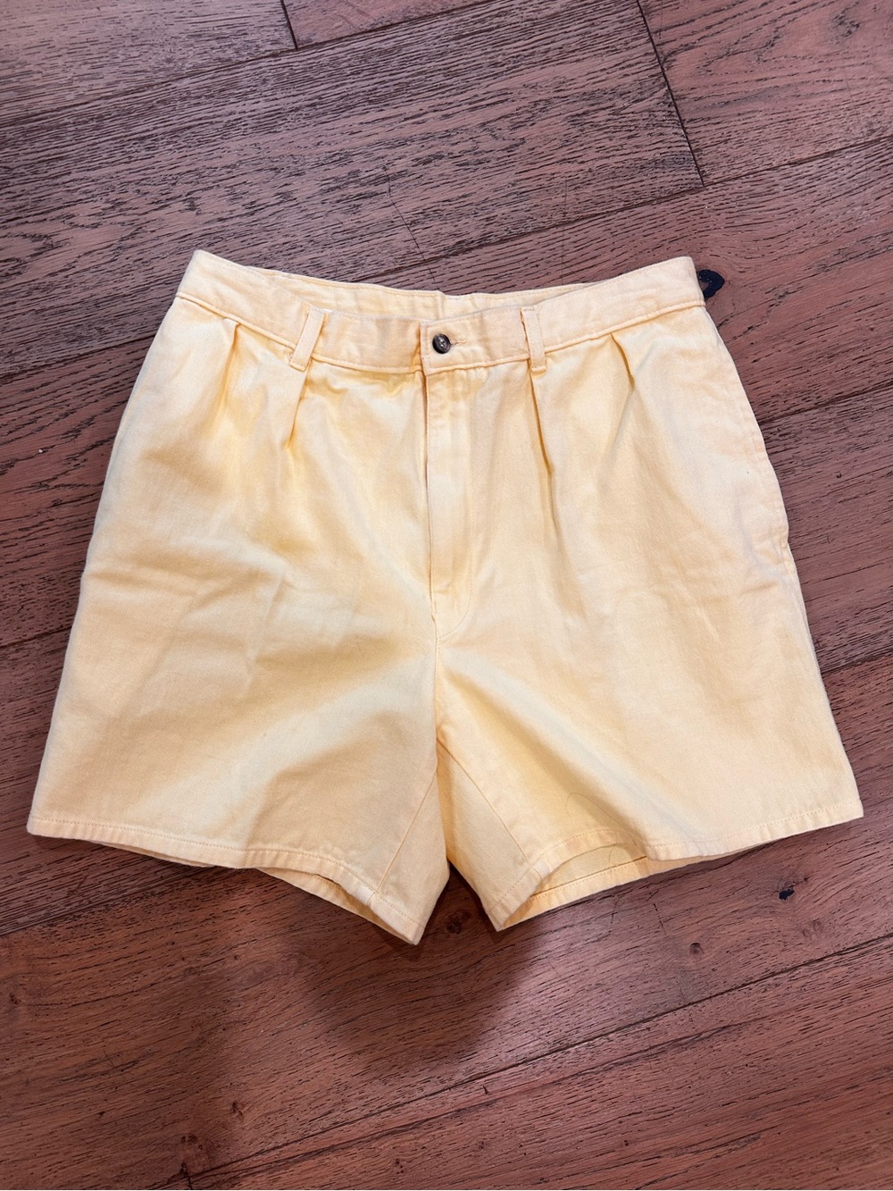 Mens preppy pleat front 100% cotton Yellow Shorts- 34- Made in USA
